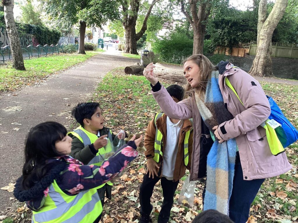 Evergreen pupils enjoy autumn exploration at local park